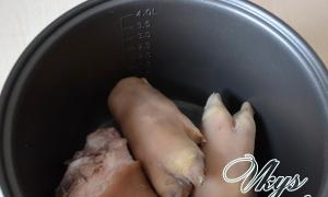 Cómo cocinar rica gelatina en una olla de cocción lenta