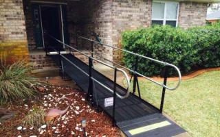 Stroller ramp at the entrance: law, requirements and standards